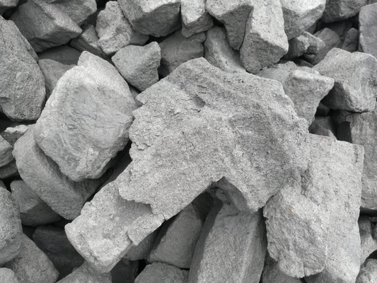 رماد منخفض الكبريت 8٪ فحم الكوك الصلب 7400kj / Kg القيمة الحرارية المسامية الصغيرة